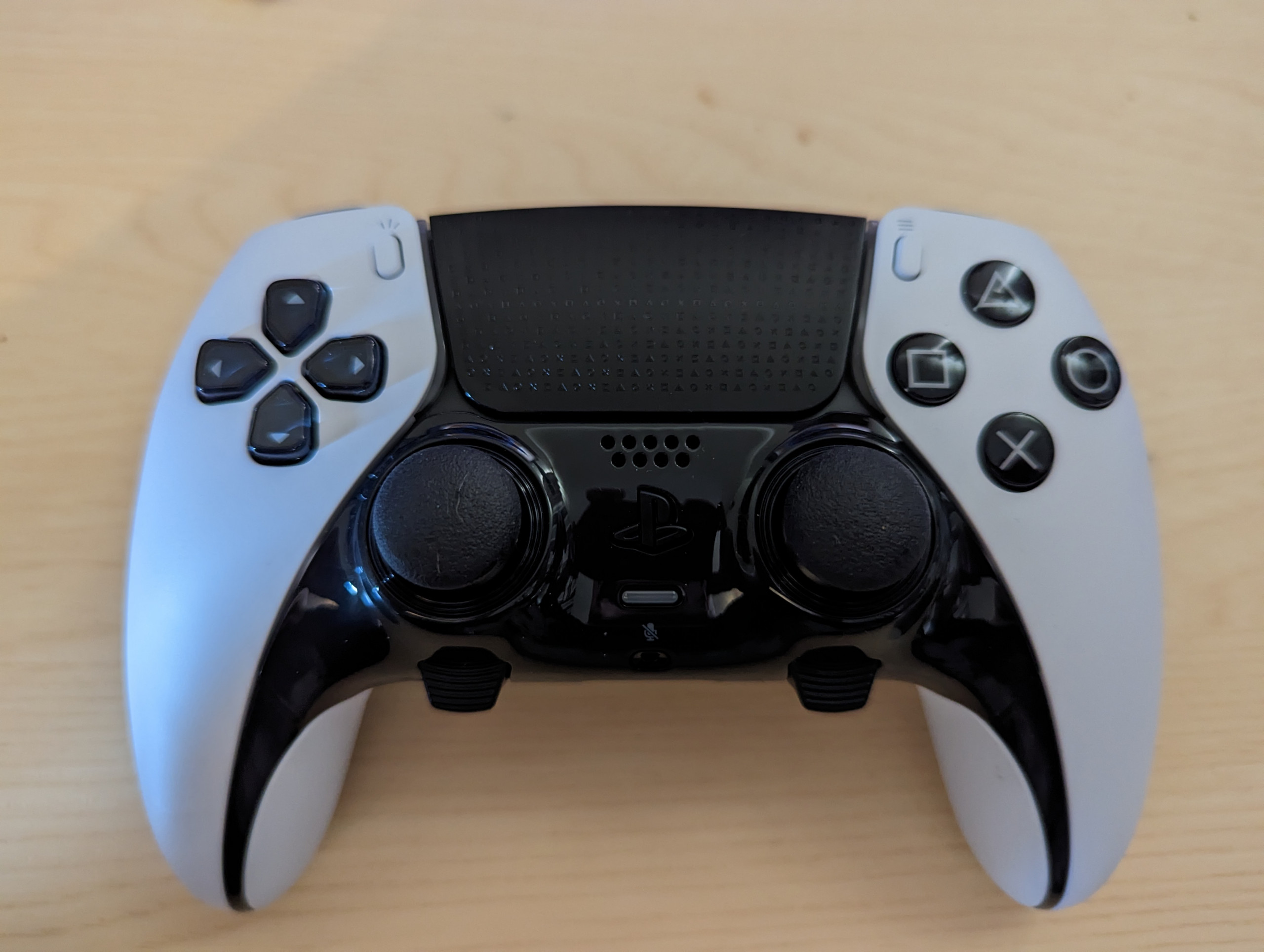 The Dualsense Edge controller with the 2 function buttons