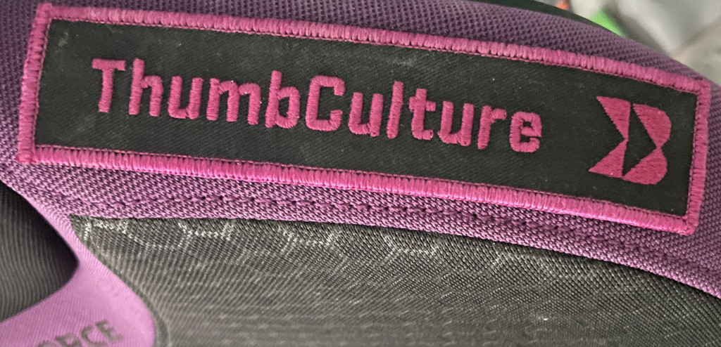 The patch "thumb culture" on the chair
