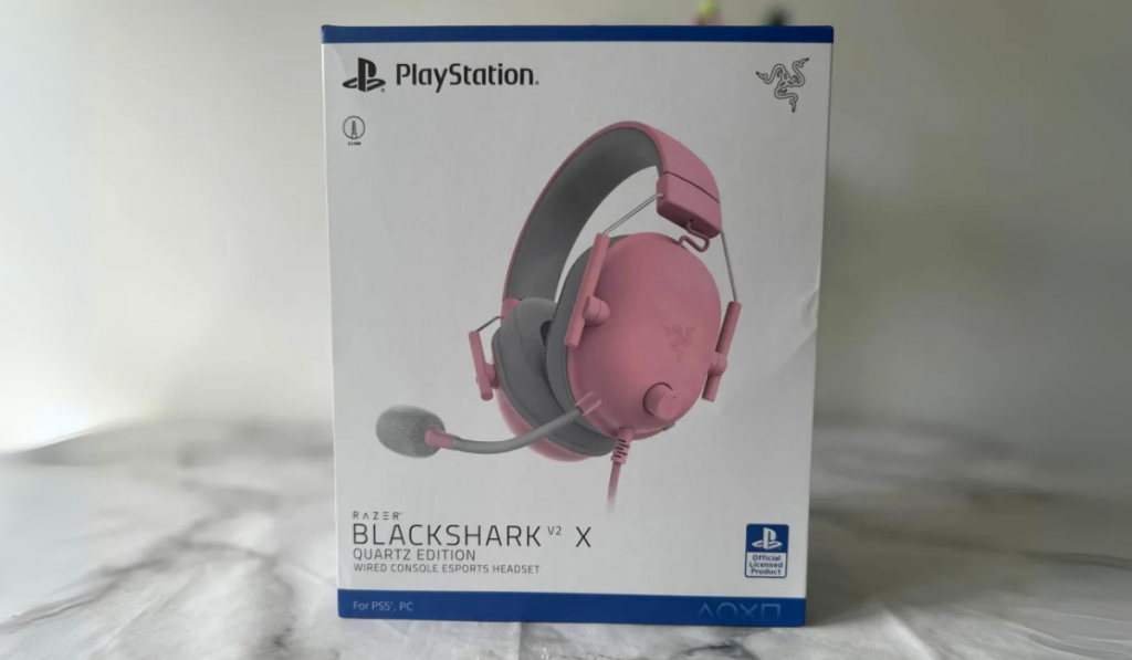 Pink Razer BlackShark V2 X Quartz Edition gaming headset packaging, designed for PS5 and PC, featuring a microphone and sleek design.