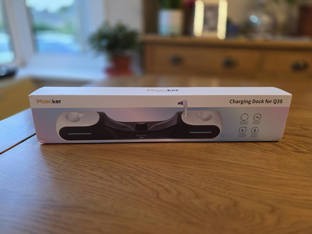 Maecker Charging Dock for quest packaging