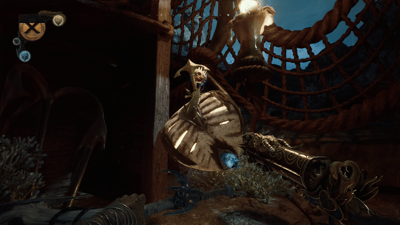 GIF de juego de Davy X Jones. Un cofre de hueso sostenido por un ancla. Un cráneo que lleva una corona está tratando de mantenerla en el aire y de mudarse. Se ve al jugador moviéndose de lado a lado y sostiene una espada y una pistola. 