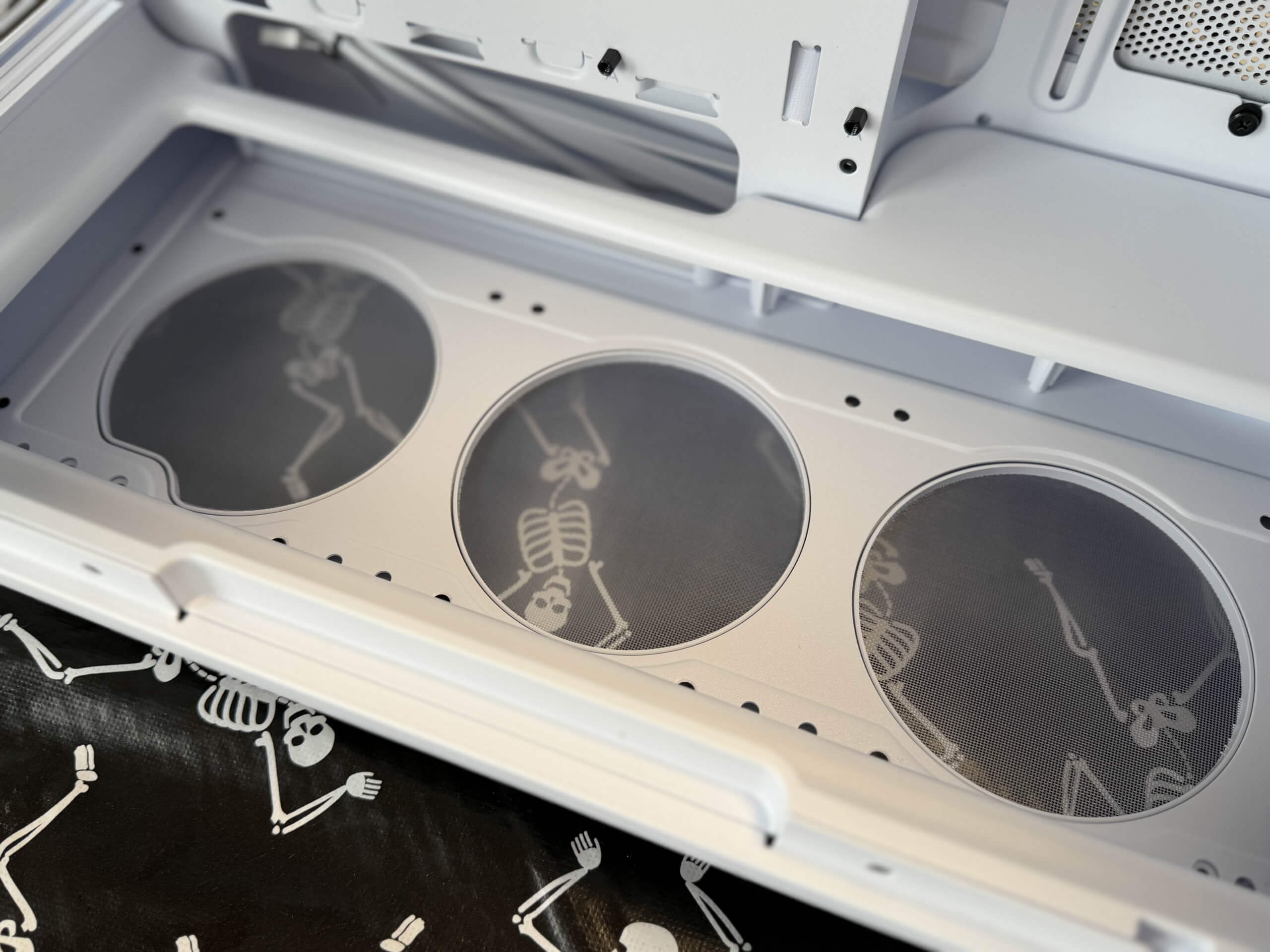 image of the hyte x50 air looking at the bottom vents onto the table