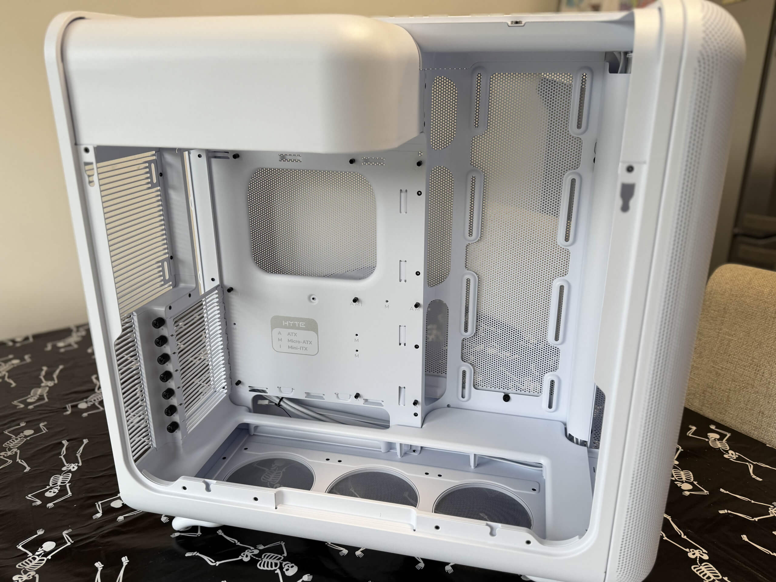 image of the hyte x50 air case with its side off showing it's internals