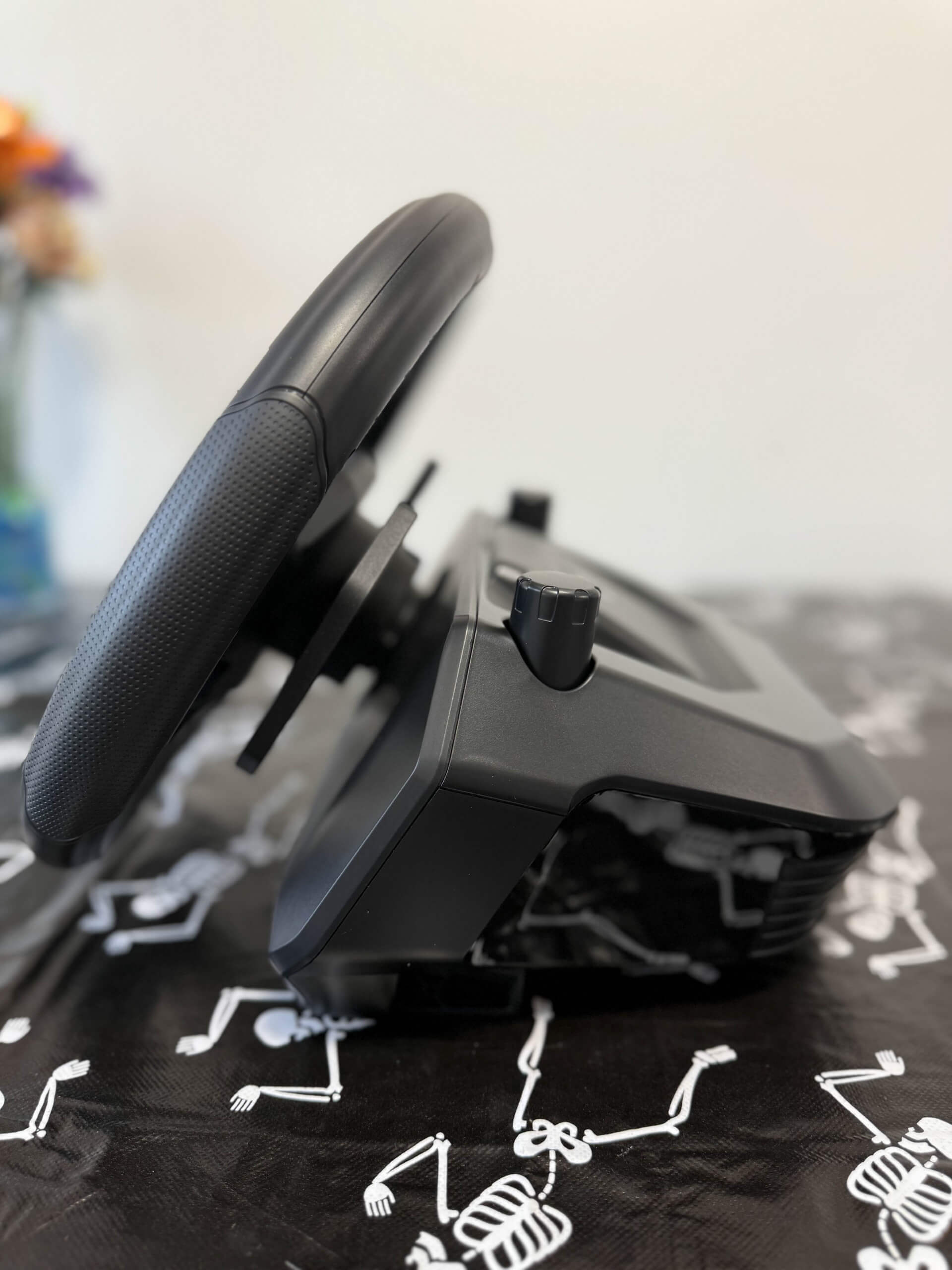 image of the racer wireless wheel side on showing the tightening bolts