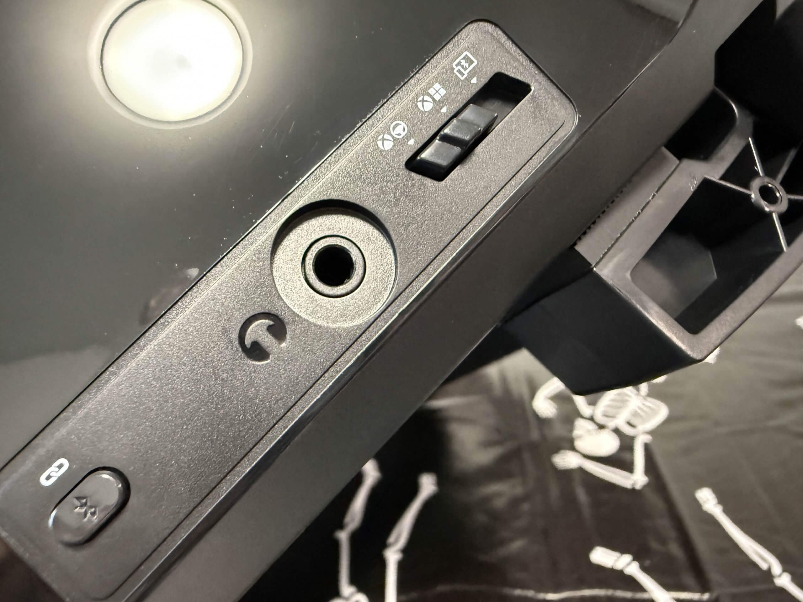 image of the racing wheels switch and audio port