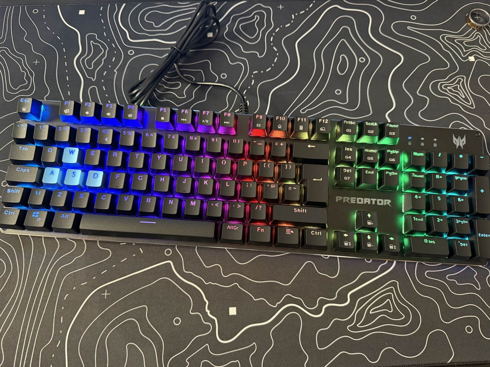 image showing the keyboard on the desk