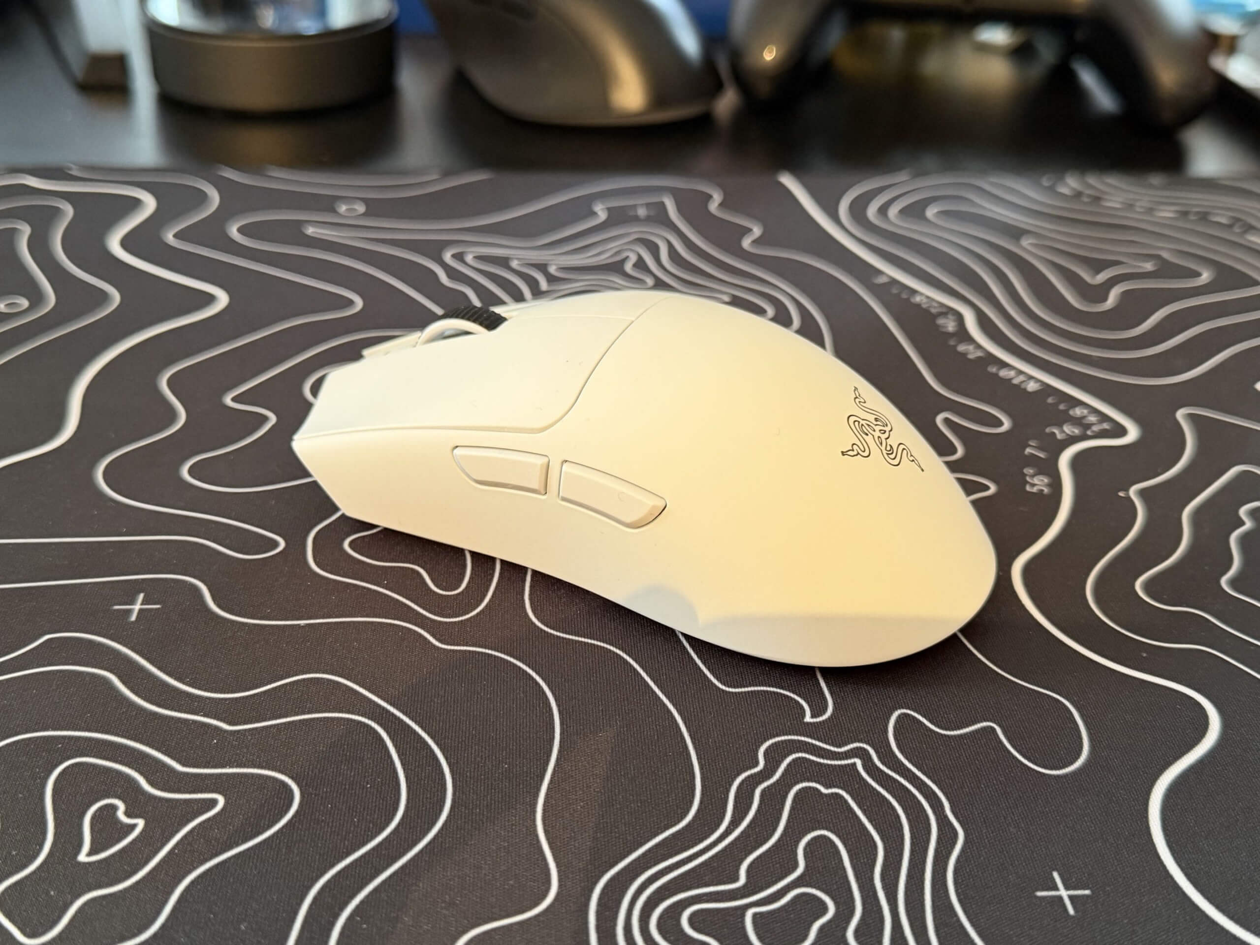 viper v4 pro sitting on the desk from teh side