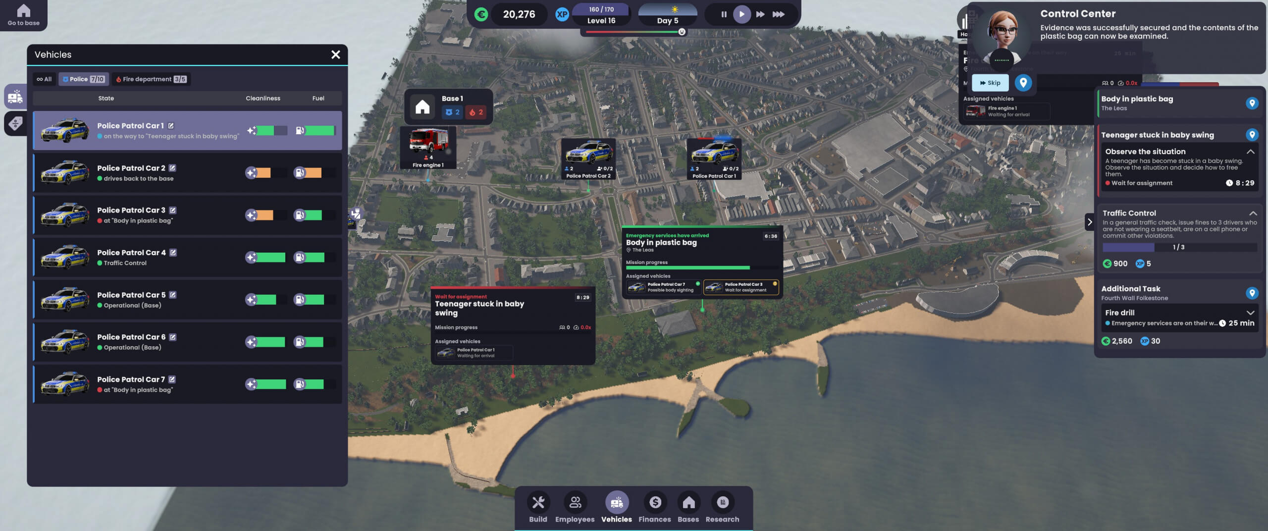 A virtual dispatch simulation showing a city map with police patrol cars assigned to incidents. The interface displays vehicle status, tasks, and alerts.