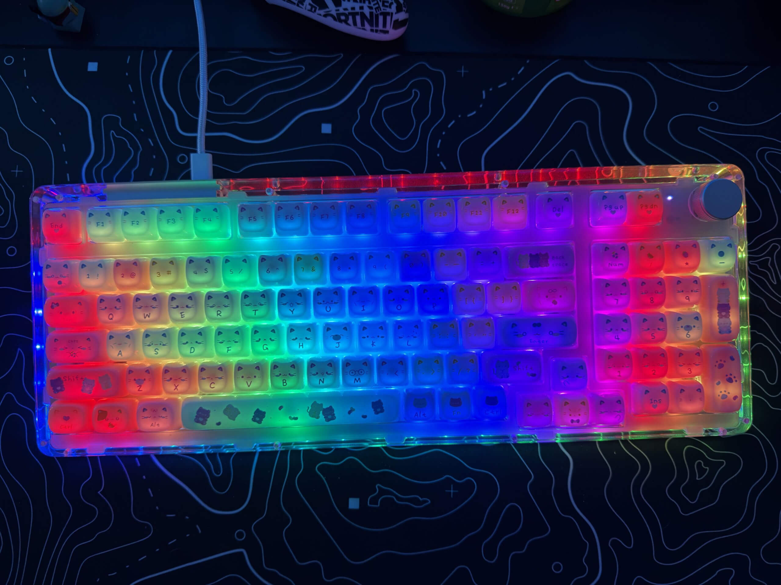 image showing the meow pudding keycaps on the phantom 98 glowing