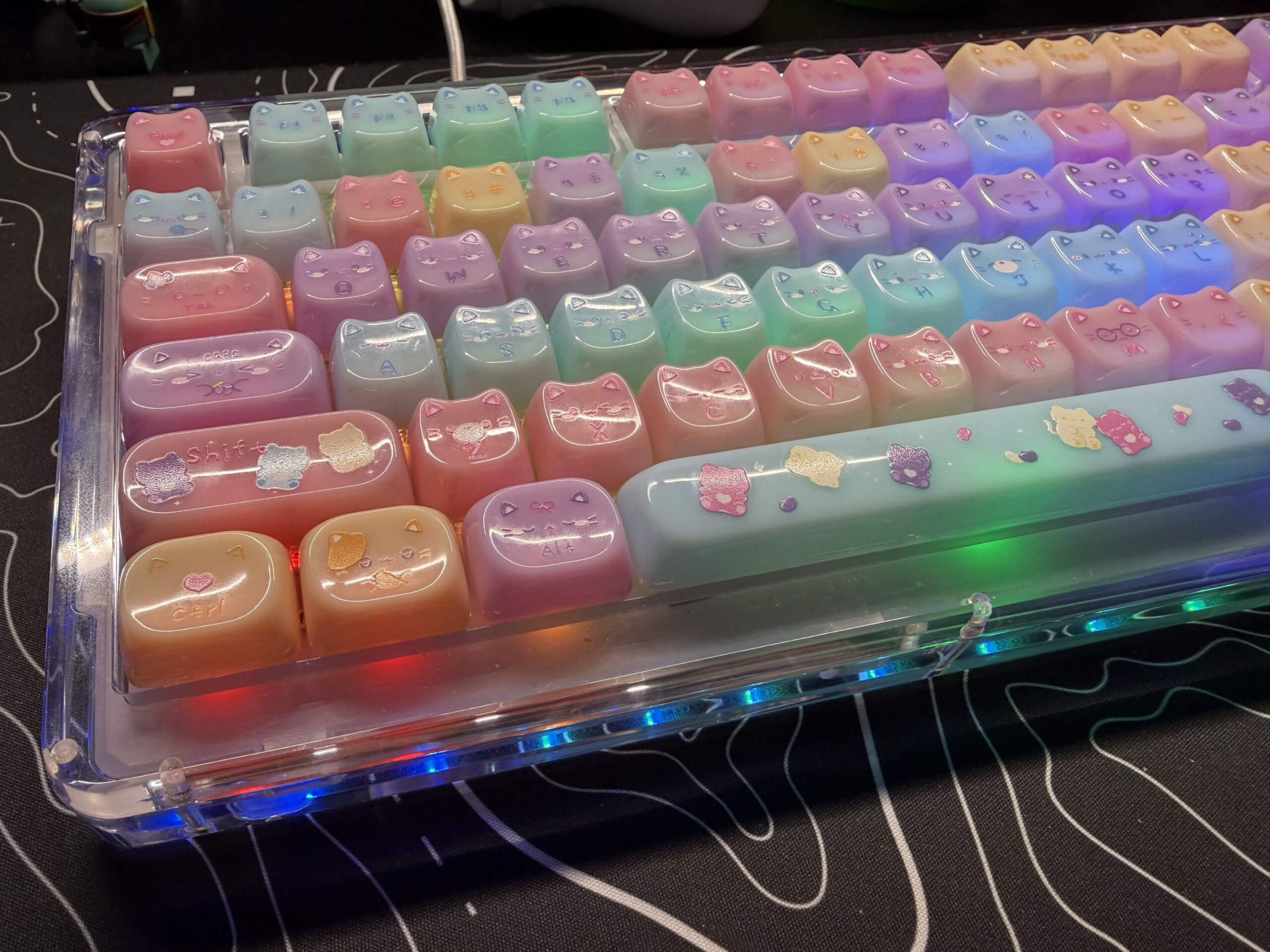image showing the meow pudding keycaps on the phantom 98
