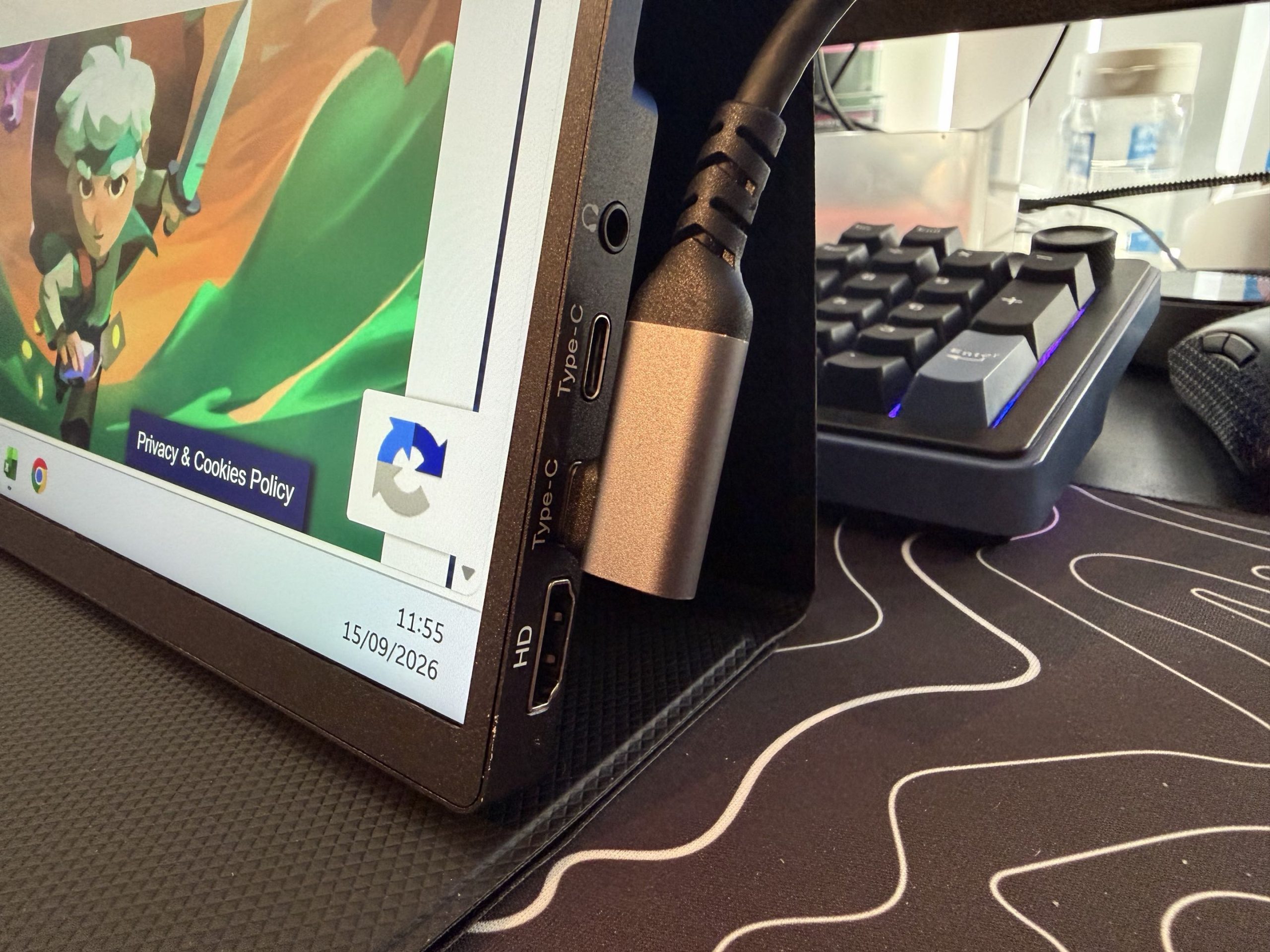 image showing the port oiptions on the mobile pixels fold