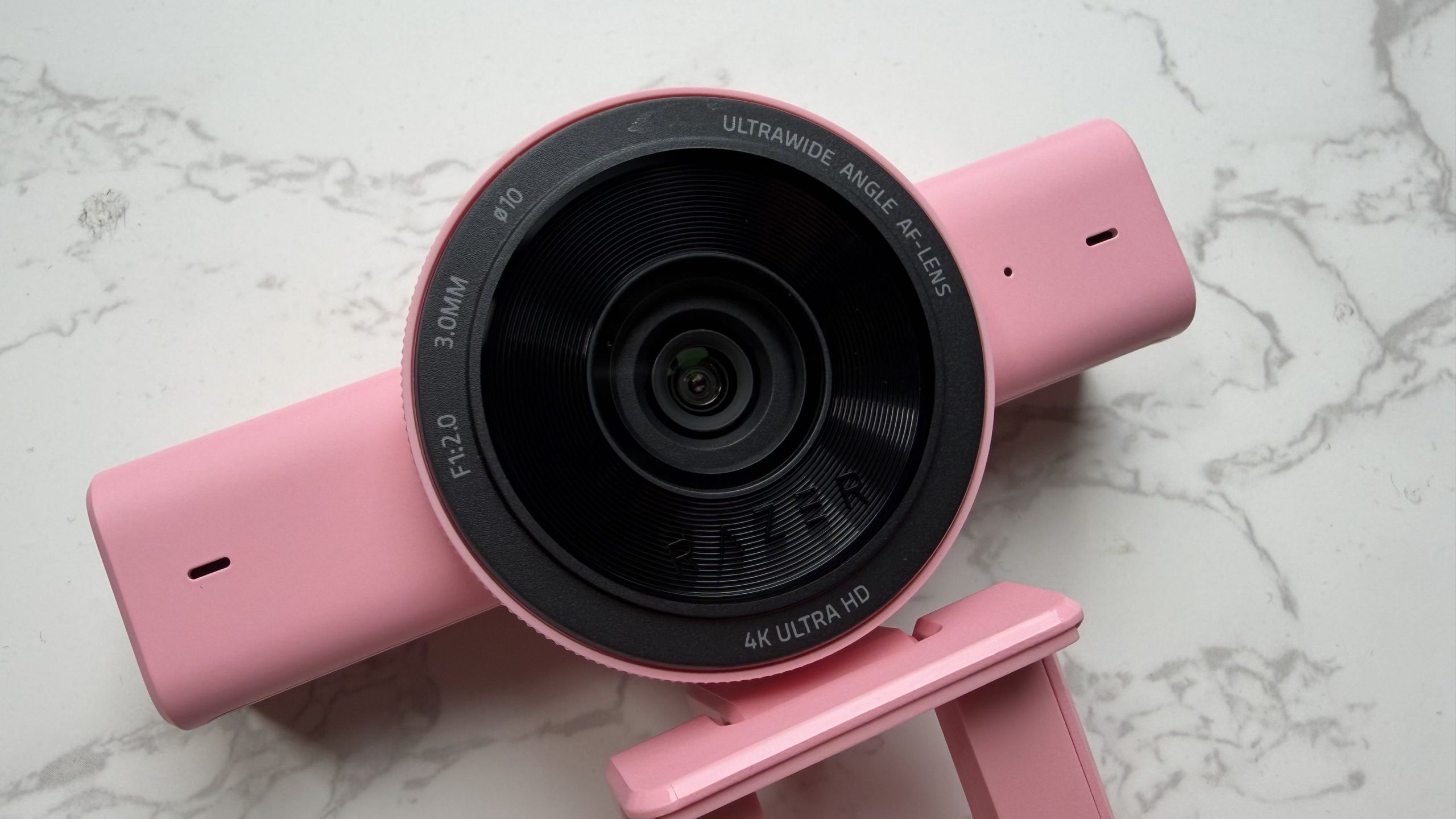 a close up of the lens of the kiyo v2